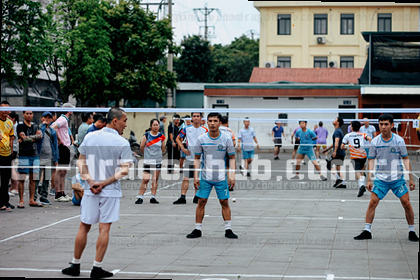 压哨三分点燃全场 数据板滚动如心跳